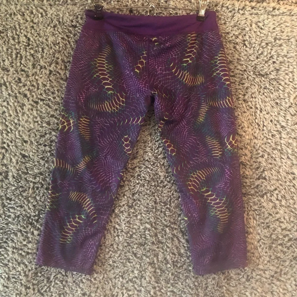 Under armor youth  Black  Cropped Capri Pants Size Large in Excellent Used Co